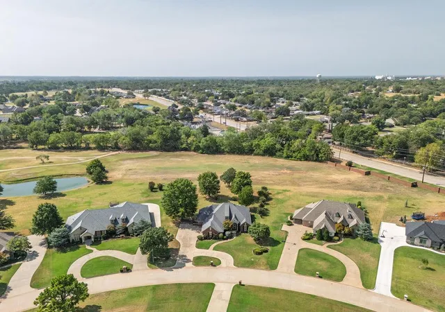 Photo 3 of Single family home for sale at 1112 Troon Cir, Shawnee, OK 74801 | MLS# 1250035 | Listing updated on 2026-09-20