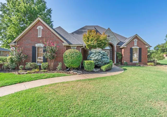 Photo 4 of Single family home for sale at 1112 Troon Cir, Shawnee, OK 74801 | MLS# 1250035 | Listing updated on 2026-09-20