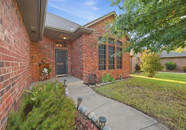 Photo 3 of Single family home for sale at 4220 Kensington Dr, Moore, OK 73160 | MLS# 1250039 | Listing updated on 2026-09-23