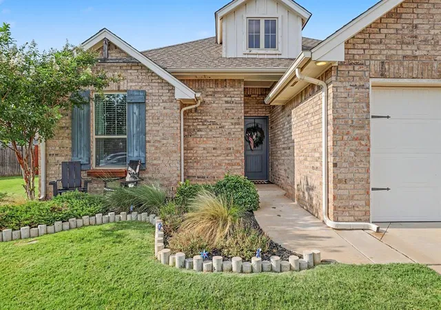 Photo 3 of Single family home for sale at 1005 Ne 33rd Terrace, Moore, OK 73160 | MLS# 1250043 | Listing updated on 2026-09-23