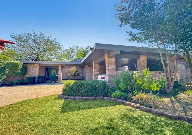 Photo 2 of Single family home for sale at 2302 Lindenwood Ln, Norman, OK 73071 | MLS# 1250060 | Listing updated on 2026-09-21