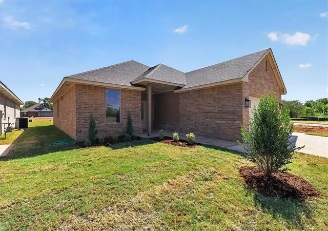 Photo 2 of Single family home for sale at 1924 Sage Valley Ter, Yukon, OK 73099 | MLS# 1250082 | Listing updated on 2026-09-20