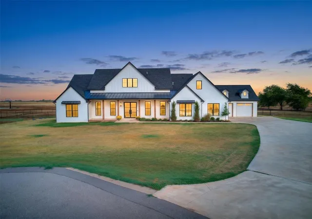 Single family home for sale at 22720 Tuscan Ests Dr, Edmond, OK 73025 | MLS# 1250086