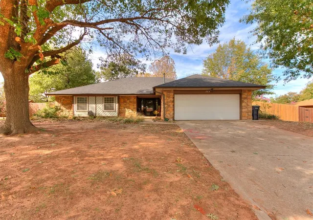 Single family home for sale at 113 Lochwood Ln, Yukon, OK 73099 | MLS# 1250134