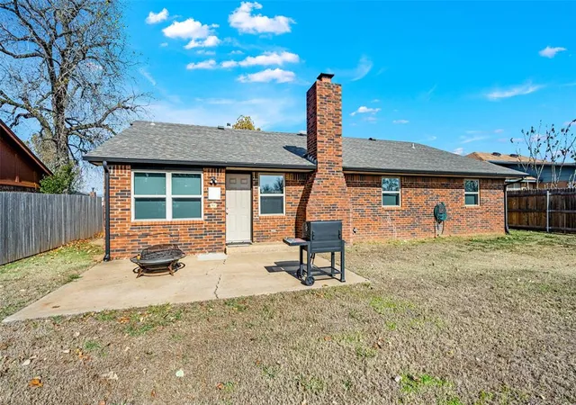 Photo 2 of Single family home for sale at 512 Wood Holw Ln, Moore, OK 73160 | MLS# 1250166 | Listing updated on 2026-09-21