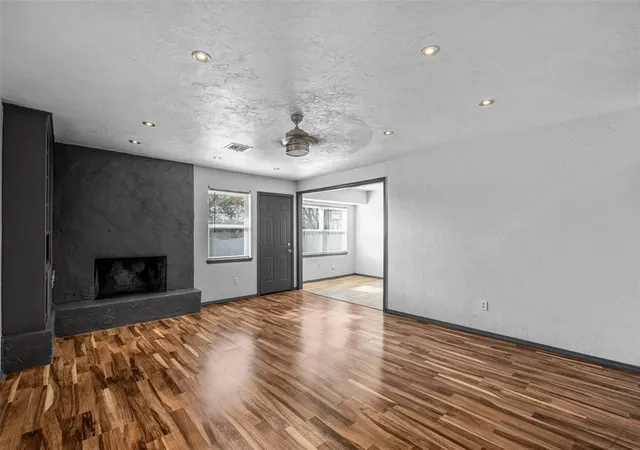 Photo 4 of Single family home for sale at 512 Wood Holw Ln, Moore, OK 73160 | MLS# 1250166 | Listing updated on 2026-09-21