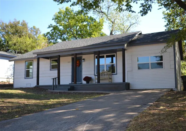 Photo 3 of Single family home for sale at 1020 Hickory Ln, Oklahoma City, OK 73110 | MLS# 1250167 | Listing updated on 2026-10-20
