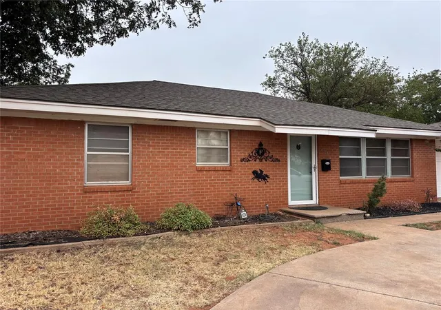 Photo 1 of Single family home for sale at 624 S 18th Street, Clinton, OK 73601 | MLS# 1250168 | Listing updated on 2026-09-22