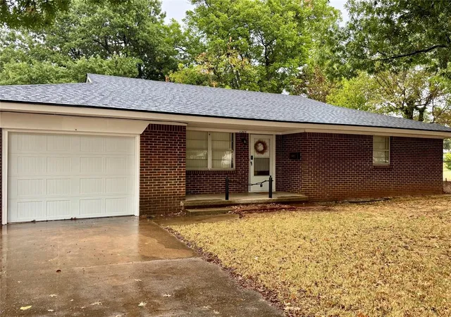 Photo 2 of Single family home for sale at 1305 S 10th Street, Chickasha, OK 73018 | MLS# 1250182 | Listing updated on 2026-09-23