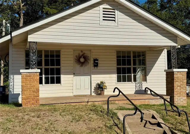 Single family home for sale at 517 S 11th Street, Chickasha, OK 73018 | MLS# 1250185