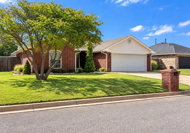 Photo 2 of Single family home for sale at 1751 Kelley Dr, Clinton, OK 73601 | MLS# 1250190 | Listing updated on 2026-09-21