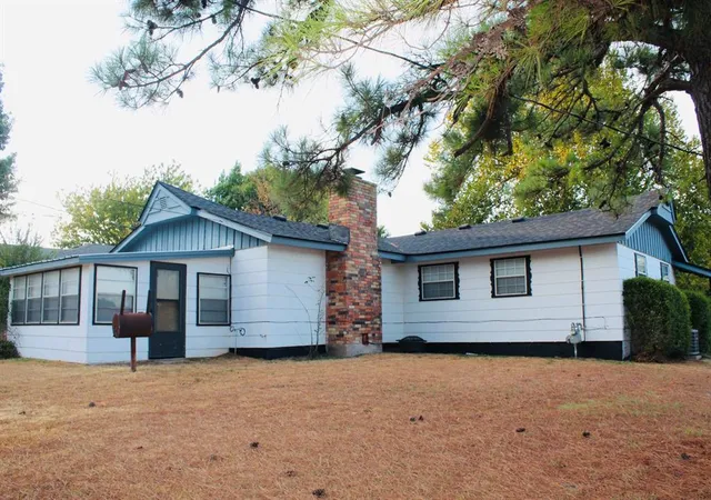 Photo 3 of Single family home for sale at 408 English Dr, Rush Springs, OK 73082 | MLS# 1250253 | Listing updated on 2026-09-22