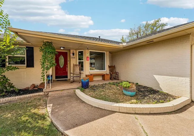 Photo 3 of Single family home for sale at 208 E 30th Street, Edmond, OK 73013 | MLS# 1250279 | Listing updated on 2026-09-25