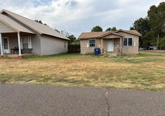 Photo 3 of Single family home for sale at 121 E Perry Ln, Mustang, OK 73064 | MLS# 1250335 | Listing updated on 2026-09-23