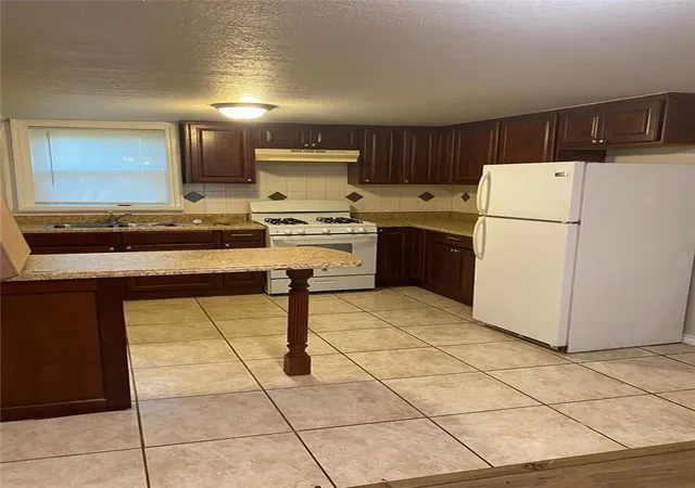 Listing Photo 4 - Condo for sale in building located at 216 NE 4th St, Blanchard, OK 73010 - Unit #216, 218