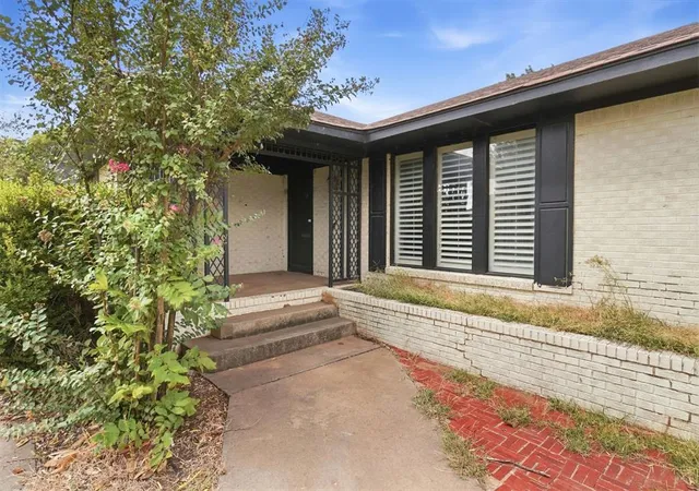 Photo 2 of Single family home for sale at 525 Lakeside Dr, Altus, OK 73521 | MLS# 1250413 | Listing updated on 2026-09-22
