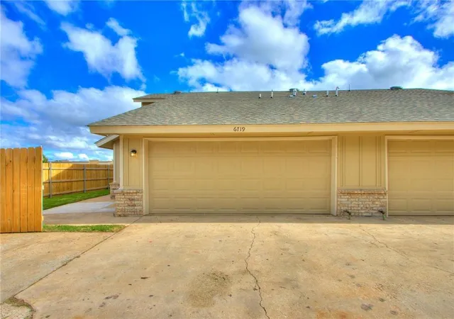 Listing Photo 4 - Condo for sale in building located at 6719 Lyrewood Ln, Oklahoma City, OK 73132