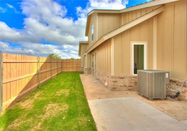 Listing Photo 5 - Condo for sale in building located at 6719 Lyrewood Ln, Oklahoma City, OK 73132