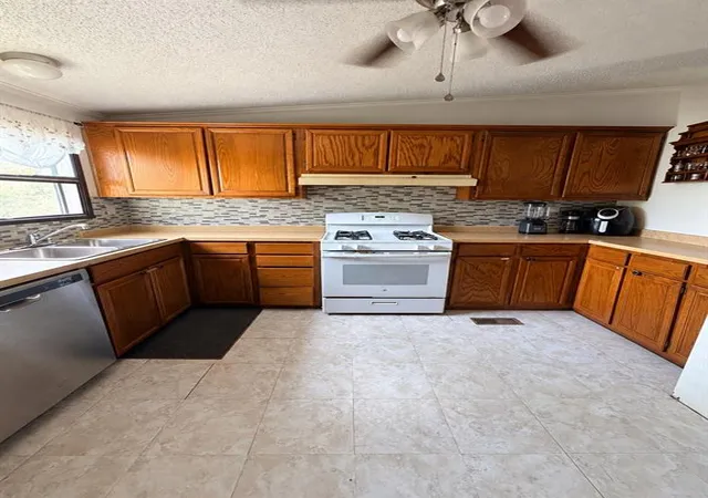 Photo 4 of Sale Pending at 101 Buckthorne Cir, Shawnee, OK 74804 | MLS# 1250439 | Listing updated on 2026-10-06