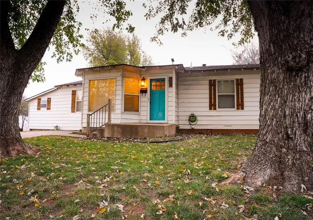 Single family home for sale at 924 N Ash St, Guthrie, OK 73044 | MLS# 1250460