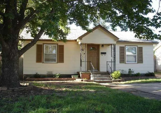 Photo 1 of Sale Pending at 906 W Comanche St, Norman, OK 73069 | MLS# 1250473 | Listing updated on 2026-09-27