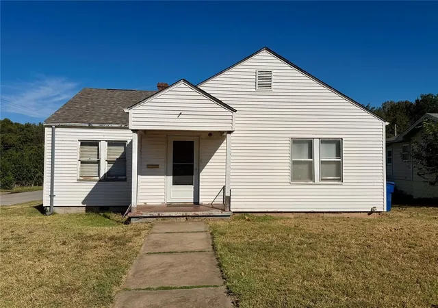 Single family home for sale at 1701 S 16th Street, Chickasha, OK 73018 | MLS# 1250487
