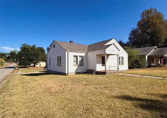 Photo 2 of Single family home for sale at 1701 S 16th Street, Chickasha, OK 73018 | MLS# 1250487 | Listing updated on 2026-09-24