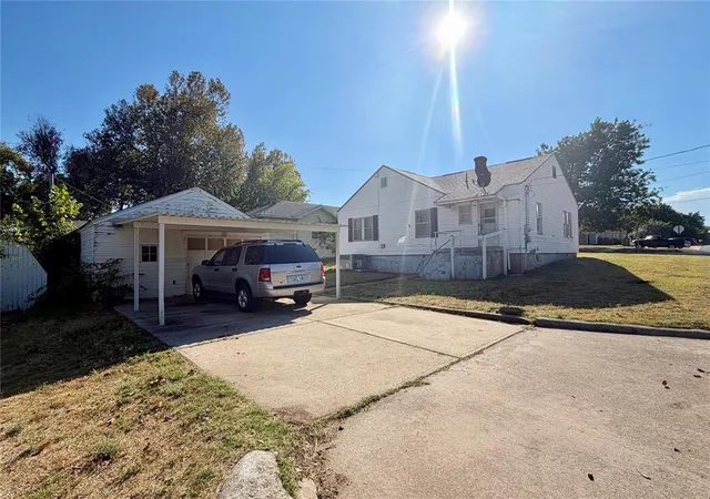 Photo 3 of Single family home for sale at 1701 S 16th Street, Chickasha, OK 73018 | MLS# 1250487 | Listing updated on 2026-09-24