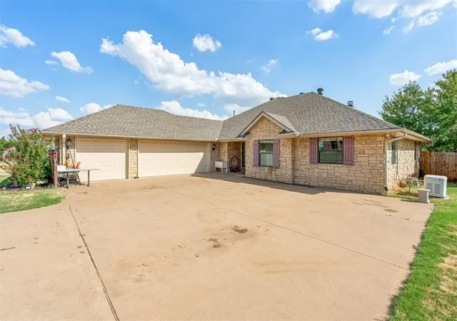Photo 2 of Single family home for sale at 1629 Canyon Blf Rd, Guthrie, OK 73044 | MLS# 1250525 | Listing updated on 2026-10-06