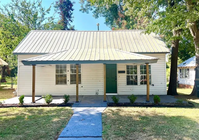 Single family home for sale at 1012 S 13th Street, Chickasha, OK 73018 | MLS# 1250531