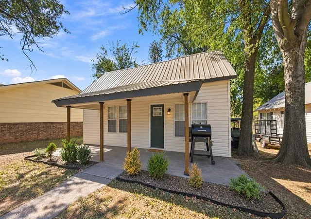 Photo 3 of Single family home for sale at 1012 S 13th Street, Chickasha, OK 73018 | MLS# 1250531 | Listing updated on 2026-10-15