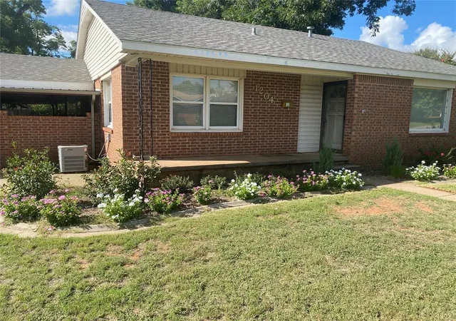 Photo 3 of Single family home for sale at 1204 W C Ave, Elk City, OK 73644 | MLS# 1250592 | Listing updated on 2026-09-30