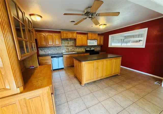 Photo 4 of Single family home for sale at 1204 W C Ave, Elk City, OK 73644 | MLS# 1250592 | Listing updated on 2026-09-30