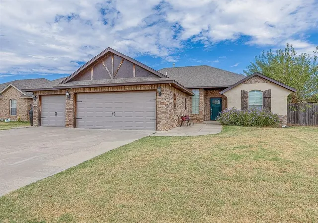 Photo 1 of Single family home for sale at 909 Sw 14th Street, Moore, OK 73160 | MLS# 1250637 | Listing updated on 2026-10-08