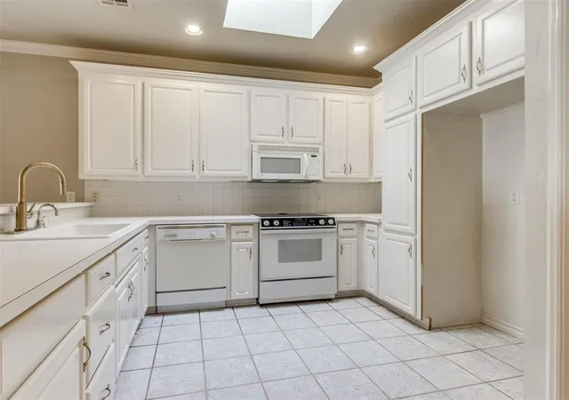 Photo 2 of Single family home for sale at 953 Heather Glen Dr, Norman, OK 73072 | MLS# 1250696 | Listing updated on 2026-09-26