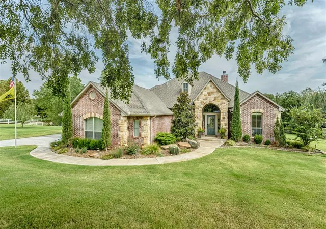 Photo 2 of Sale Pending at 6814 Valley Ridge Dr, Edmond, OK 73034 | MLS# 1250702 | Listing updated on 2026-09-29