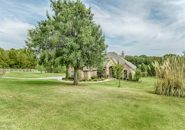 Photo 3 of Sale Pending at 6814 Valley Ridge Dr, Edmond, OK 73034 | MLS# 1250702 | Listing updated on 2026-09-29