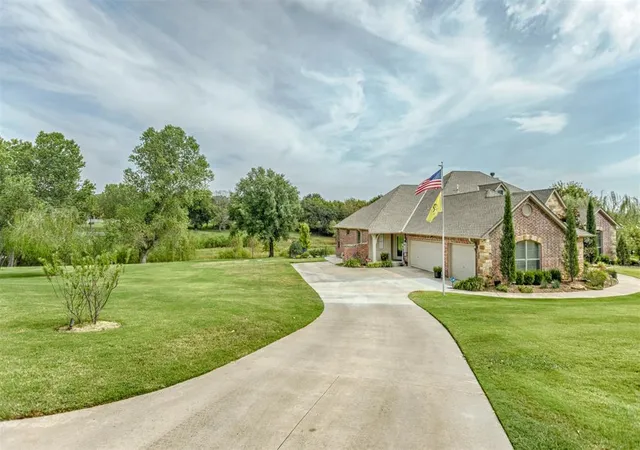 Photo 3 of Sale Pending at 6814 Valley Ridge Dr, Edmond, OK 73034 | MLS# 1250702 | Listing updated on 2026-09-29
