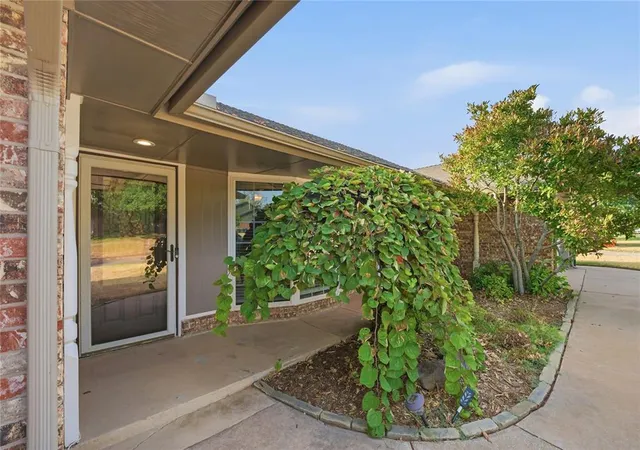 Photo 2 of Single family home for sale at 3401 S Choctaw Dr, Edmond, OK 73013 | MLS# 1250705 | Listing updated on 2026-10-09