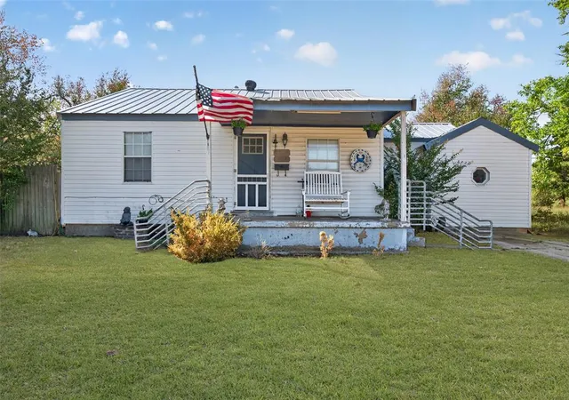 Single family home for sale at 1113 W Arkansas Ave, Chickasha, OK 73018 | MLS# 1250717