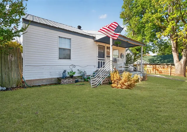 Photo 1 of Single family home for sale at 1113 W Arkansas Ave, Chickasha, OK 73018 | MLS# 1250717 | Listing updated on 2026-09-25