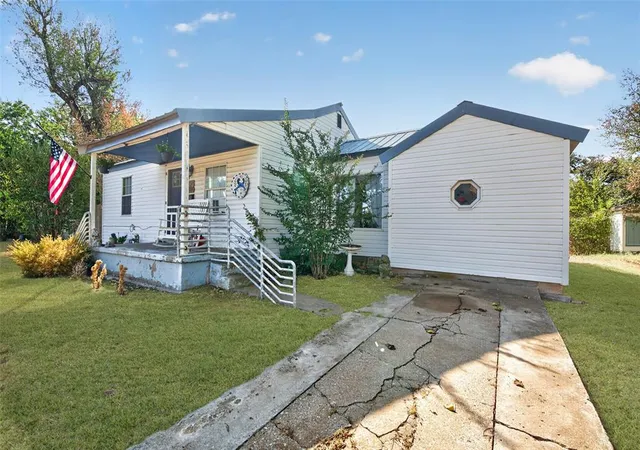 Photo 2 of Single family home for sale at 1113 W Arkansas Ave, Chickasha, OK 73018 | MLS# 1250717 | Listing updated on 2026-09-25