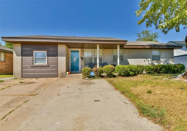 Photo 1 of Single family home for sale at 911 Sw 2nd Street, Moore, OK 73160 | MLS# 1250726 | Listing updated on 2026-10-12