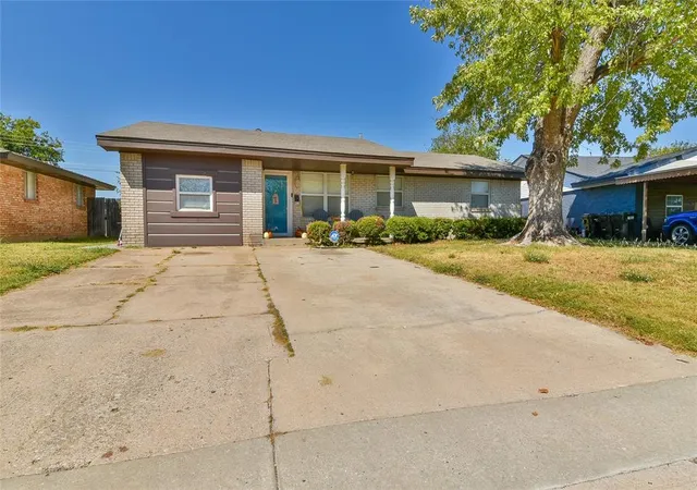Photo 2 of Single family home for sale at 911 Sw 2nd Street, Moore, OK 73160 | MLS# 1250726 | Listing updated on 2026-10-12
