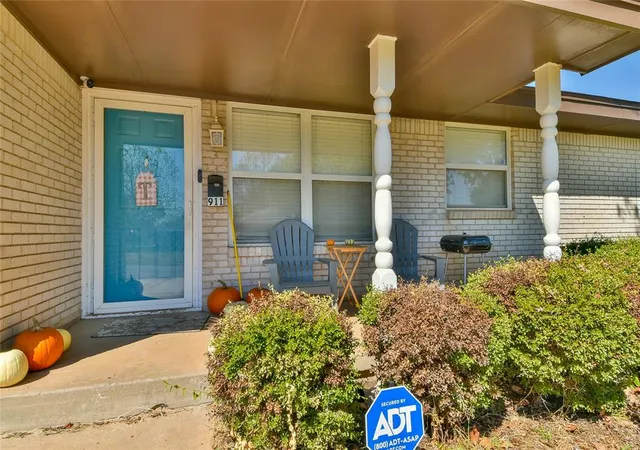 Photo 3 of Single family home for sale at 911 Sw 2nd Street, Moore, OK 73160 | MLS# 1250726 | Listing updated on 2026-10-12
