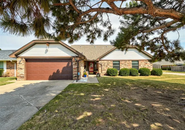 Single family home for sale at 8201 Willow Crk Blvd, Oklahoma City, OK 73162 | MLS# 1250752