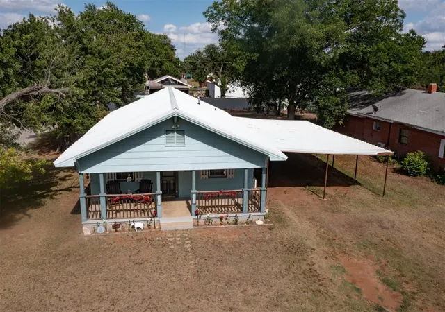 Photo 1 of Single family home for sale at 300 S Cedar Ave, Sayre, OK 73662 | MLS# 1250757 | Listing updated on 2026-09-25