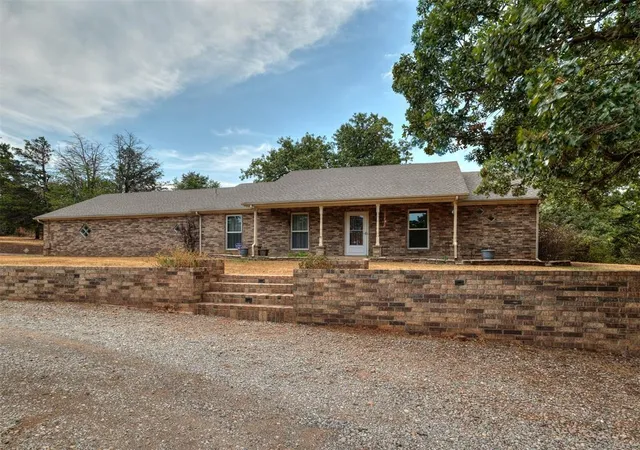 Single family home for sale at 1025 E Triplett Rd, Guthrie, OK 73044 | MLS# 1250768
