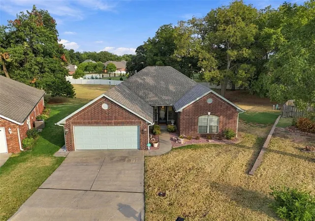 Photo 1 of Single family home for sale at 1718 Bridlewood Ct, Shawnee, OK 74804 | MLS# 1250770 | Listing updated on 2026-09-26