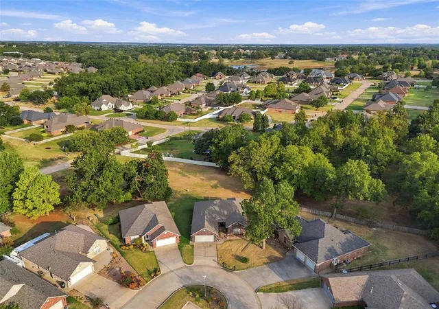 Photo 2 of Single family home for sale at 1718 Bridlewood Ct, Shawnee, OK 74804 | MLS# 1250770 | Listing updated on 2026-09-26